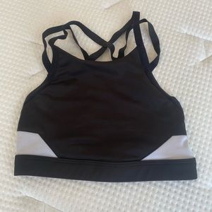 Akrovita colorblock strapping sports bra